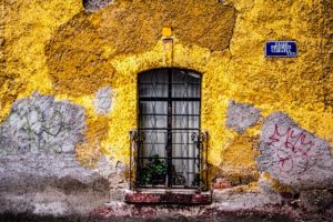 puerta amarilla en una calle de Mexico
