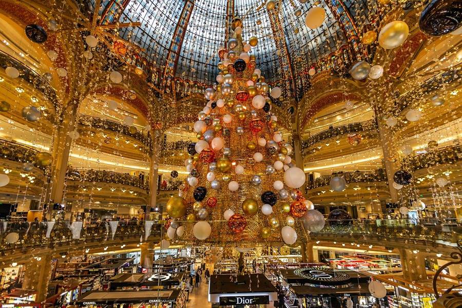 Interior de un centro comercial en navidad en París